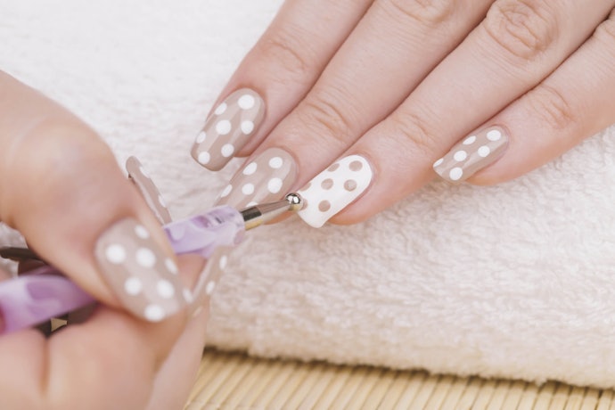 How to Apply Top Coats on Nail Art