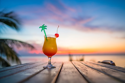 Which Is Better? Non-Alcoholic vs Alcoholic Summer Drinks