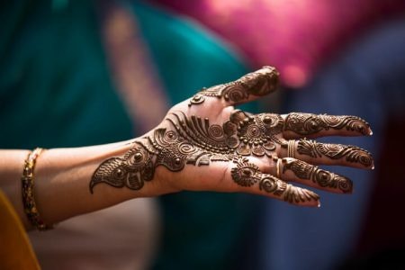 Check the Reviews to Make Sure the Mehendi is Not Clumpy
