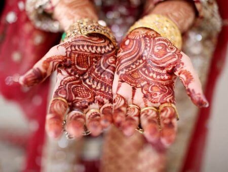 Go for Maroon or Brownish Red Mehendi to Avoid Chemicals