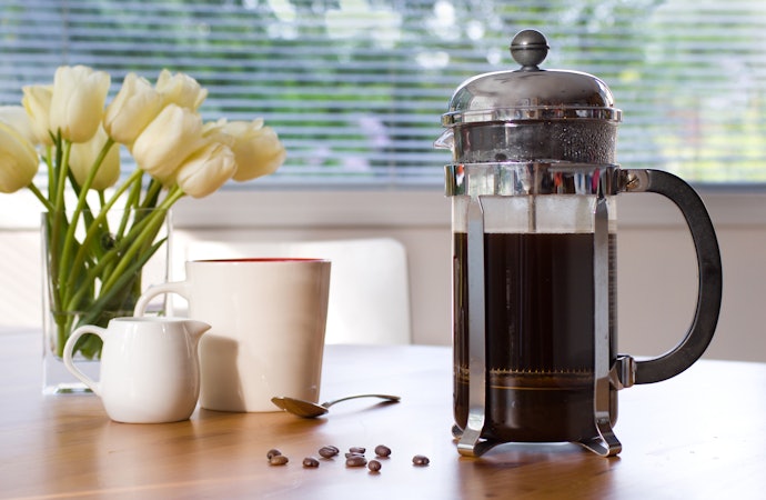 French Press:Coffee and Hot Water Are Placed in a Plunger