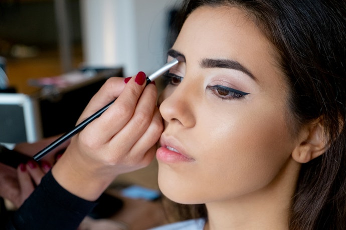 Get Defined Edges and Clear Shape With Narrow and Stiff Brushes