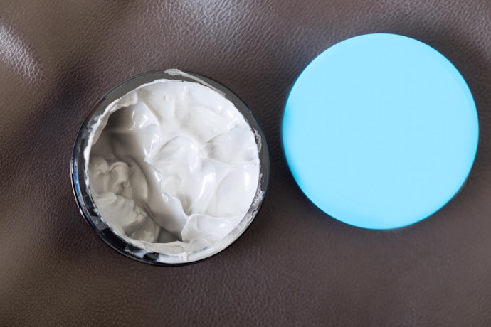 Cream Type Gives a Smooth, Shiny Look