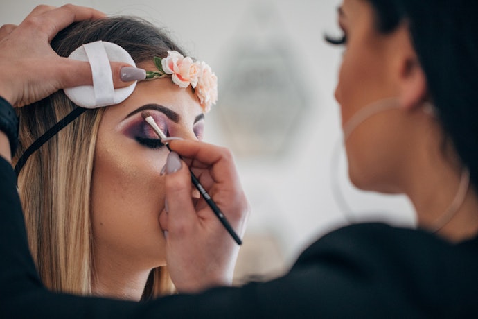 Create Blocked-in Brows With a Rounded Brush